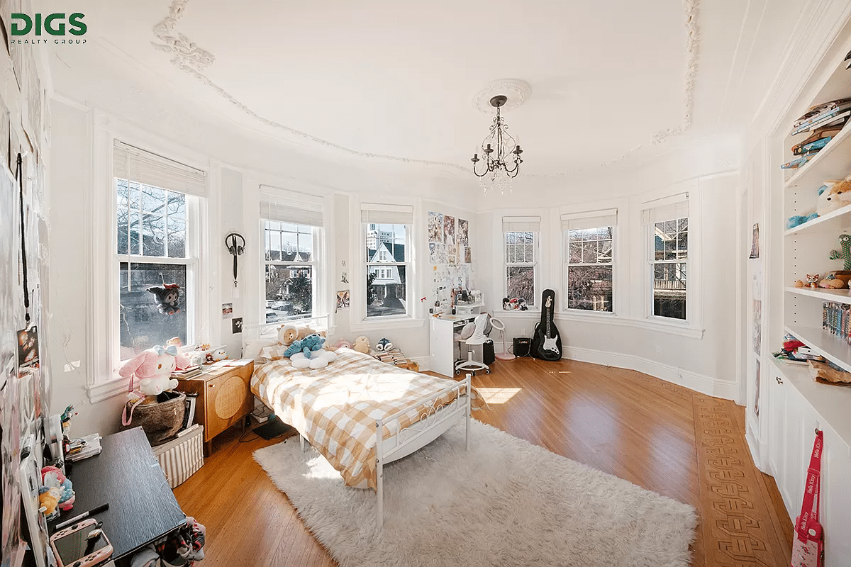 bedroom with multiple windows, plaster details