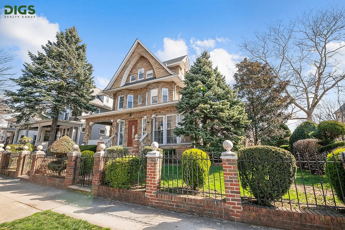 exterior showing permastone facade and fence around yard