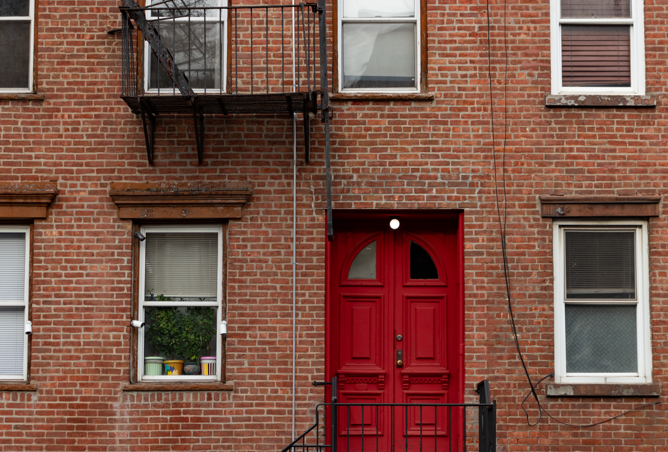williamsburg - red door in a brick row house