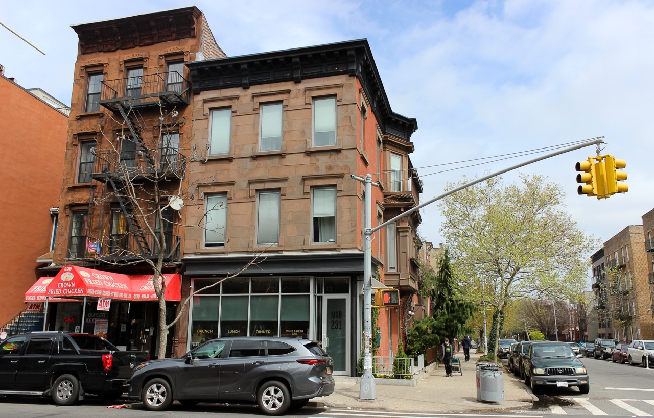 bed stuy - brownstone building with restaurant in store front