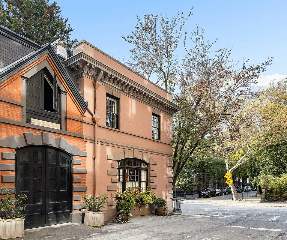 exterior showing adjoining carriage house on Grace Court Alley