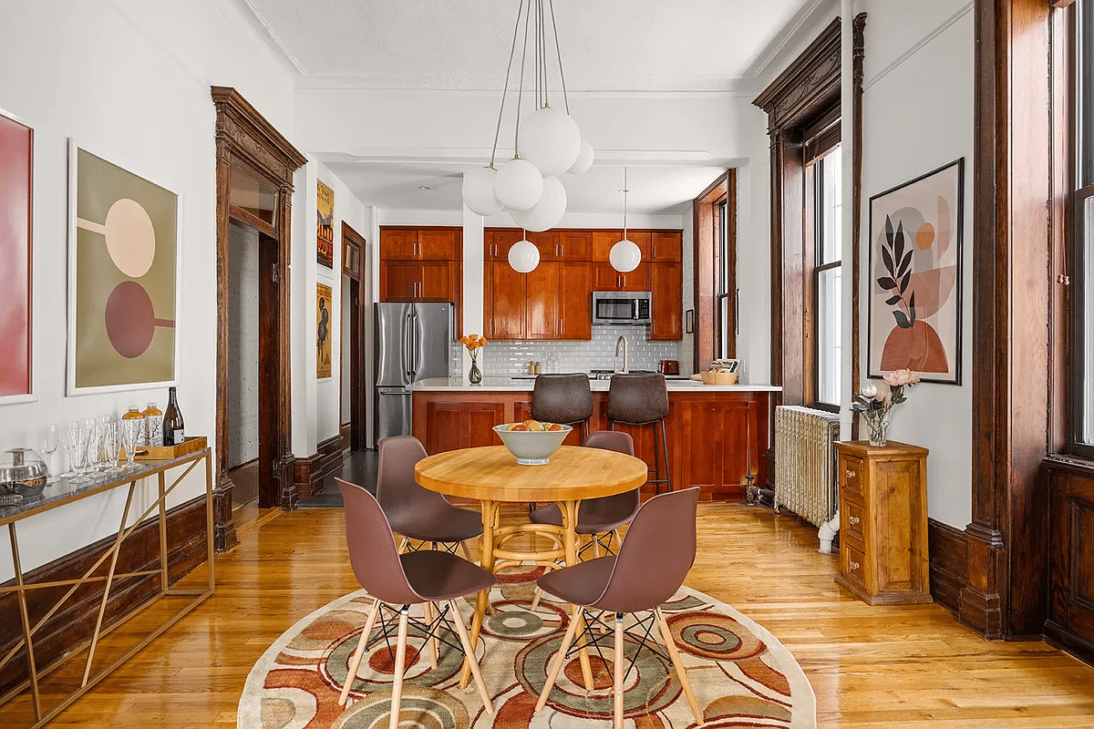 dining room with view into the open plan kitchen with a peninsula