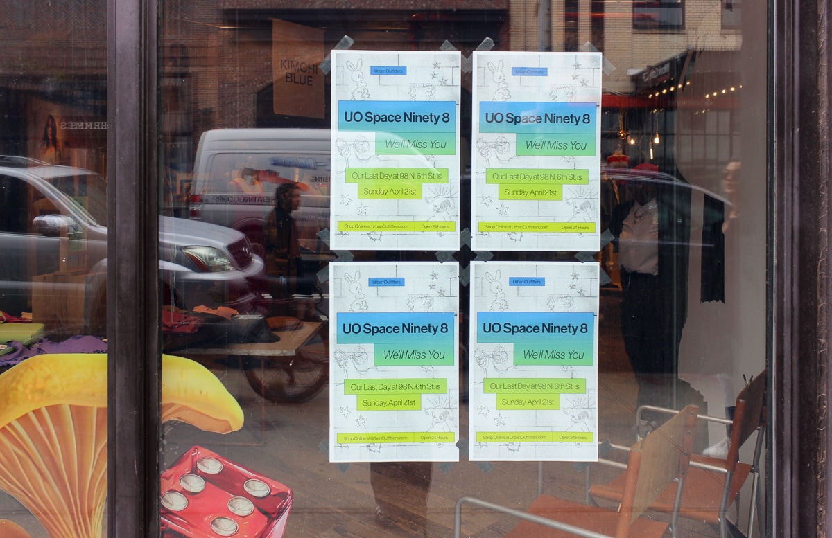 urban outfitters williamsburg - notices in the shop window about the closure