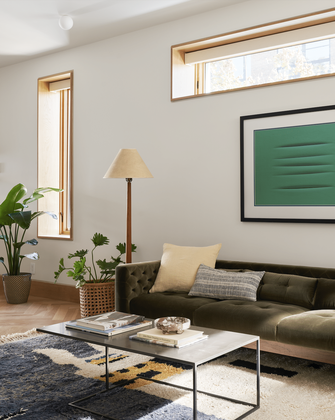 LIVING ROOM WITH SOFA AND HORIZONTAL WINDOW