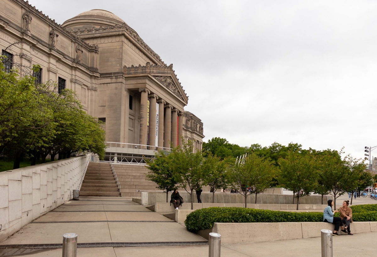 brooklyn - people outside the brooklyn museum