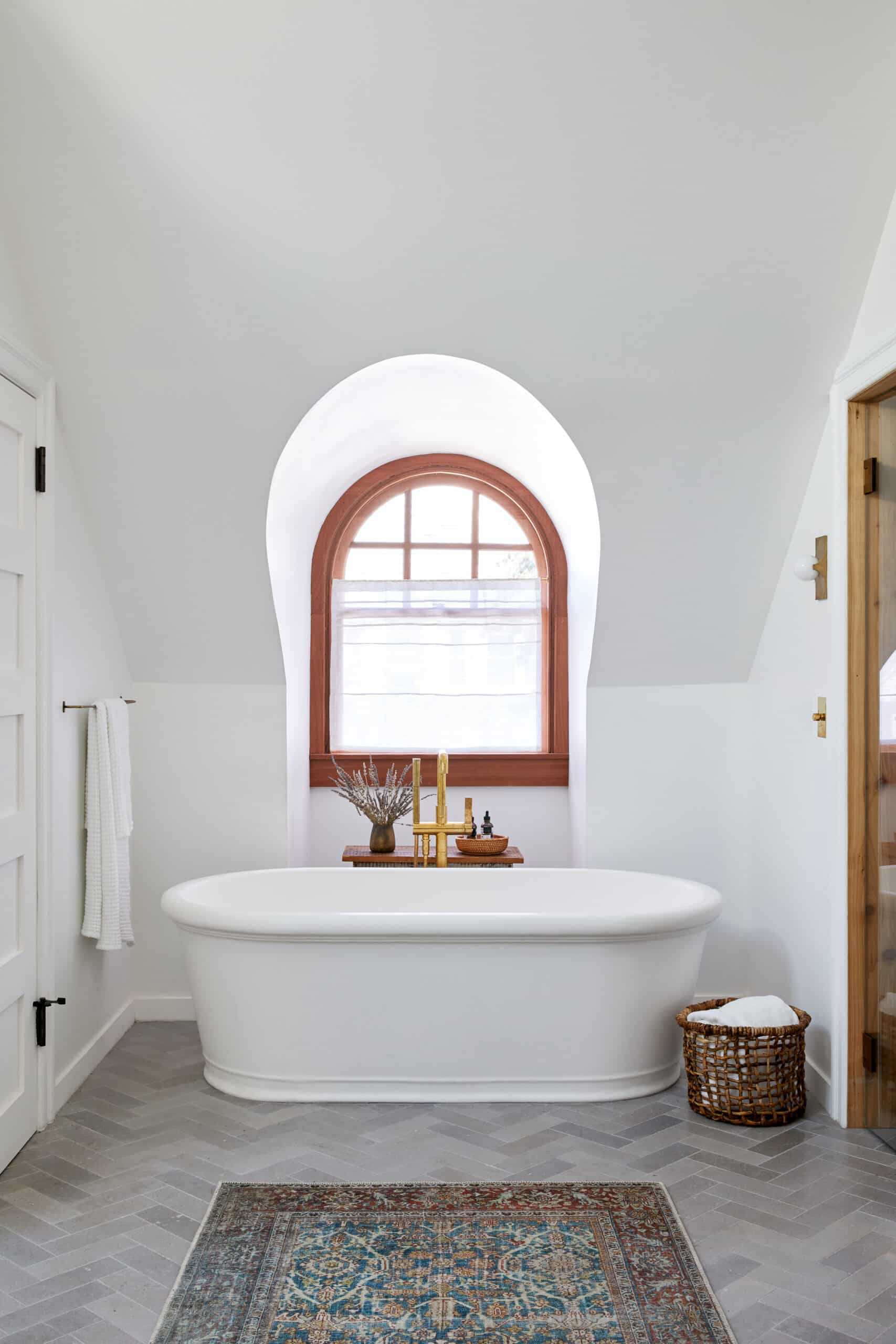 SOAKING TUB ARCHED WINDOW
