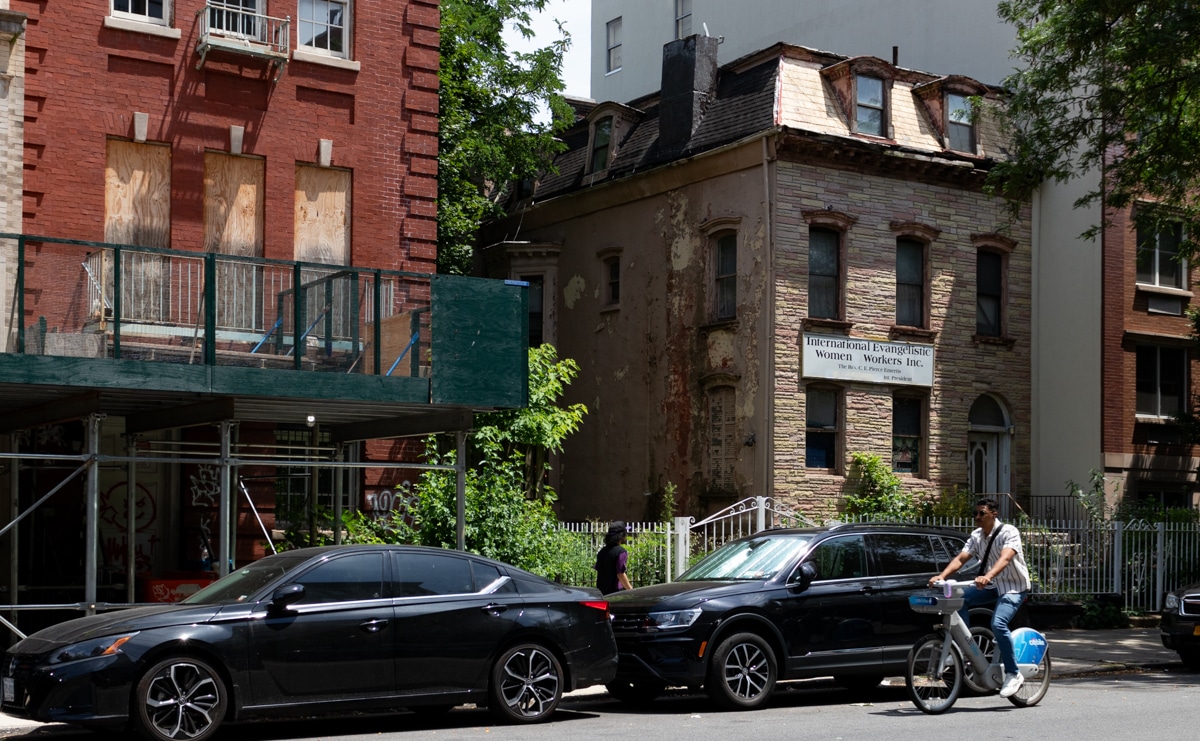 brooklyn - cyclist riding by a house in clinton hill