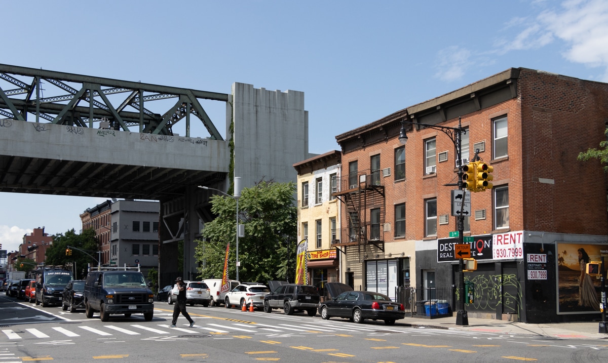 brooklyn - pedestrian crossing 3rd avenue with elevated subway tracks in view