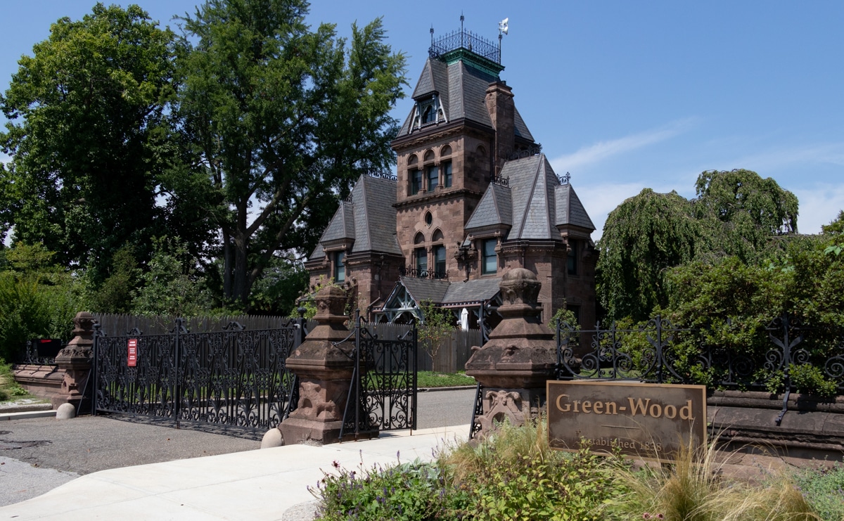 brooklyn - fort hamilton entrance to green-wood cemetery