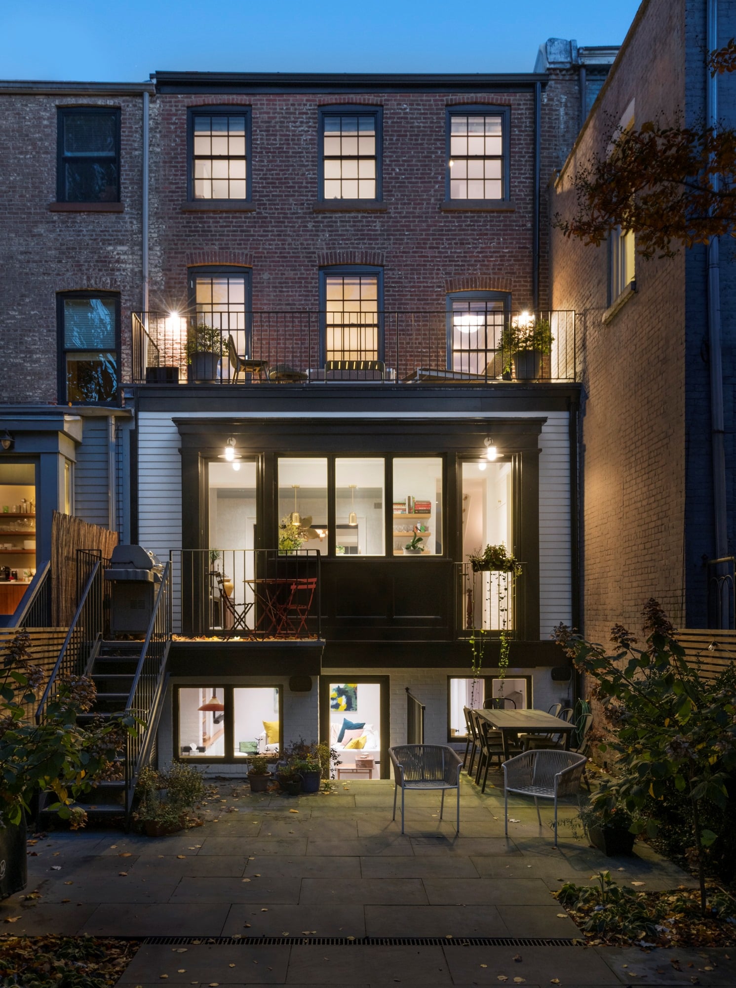 EXTERIOR REAR