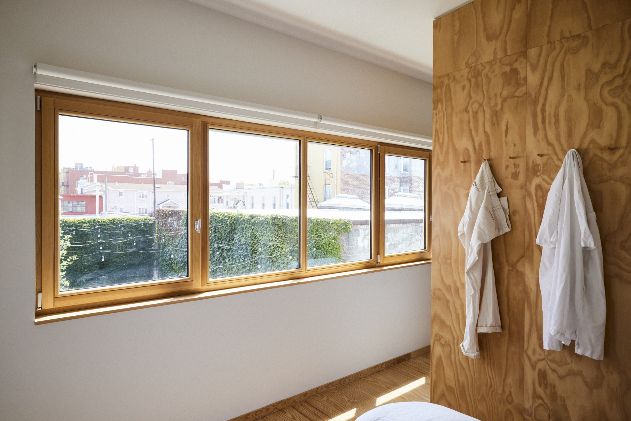 LONG WINDOW TOP LEVEL