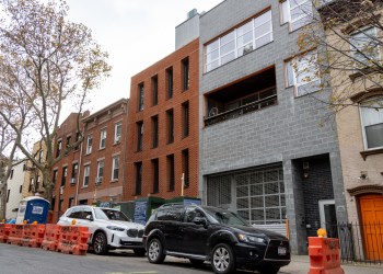 williamsburg - street view showing brick building with curved facade