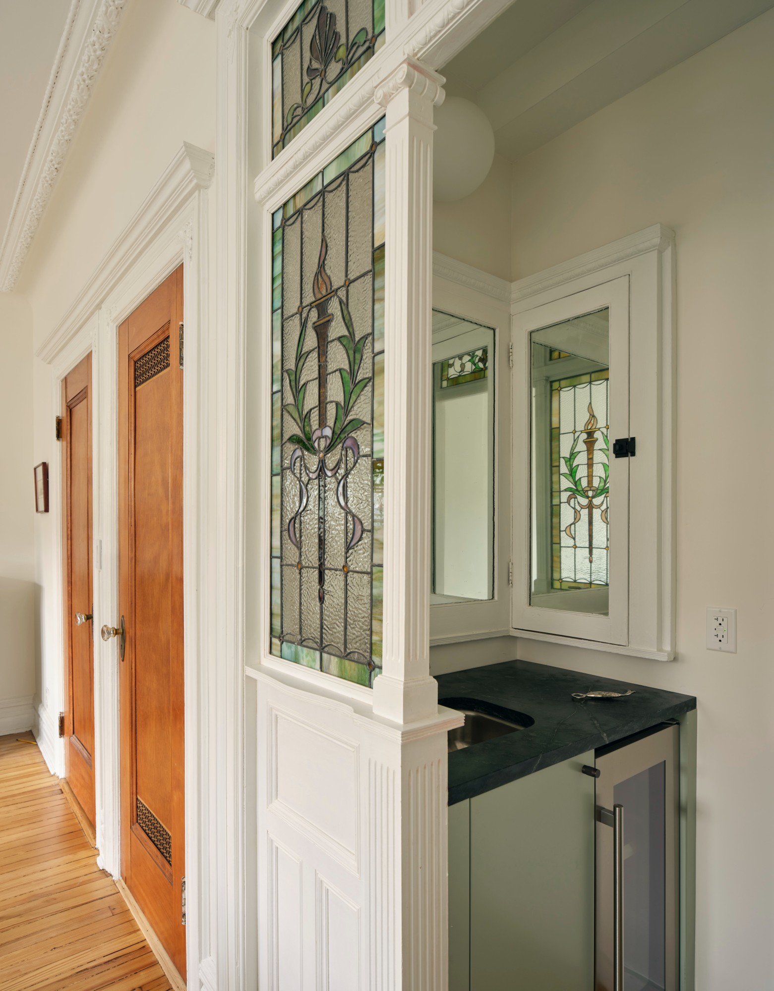 SINK ALCOVE WITH STAINED GLASS