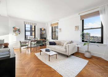 park slo9pe - living room with two exposures