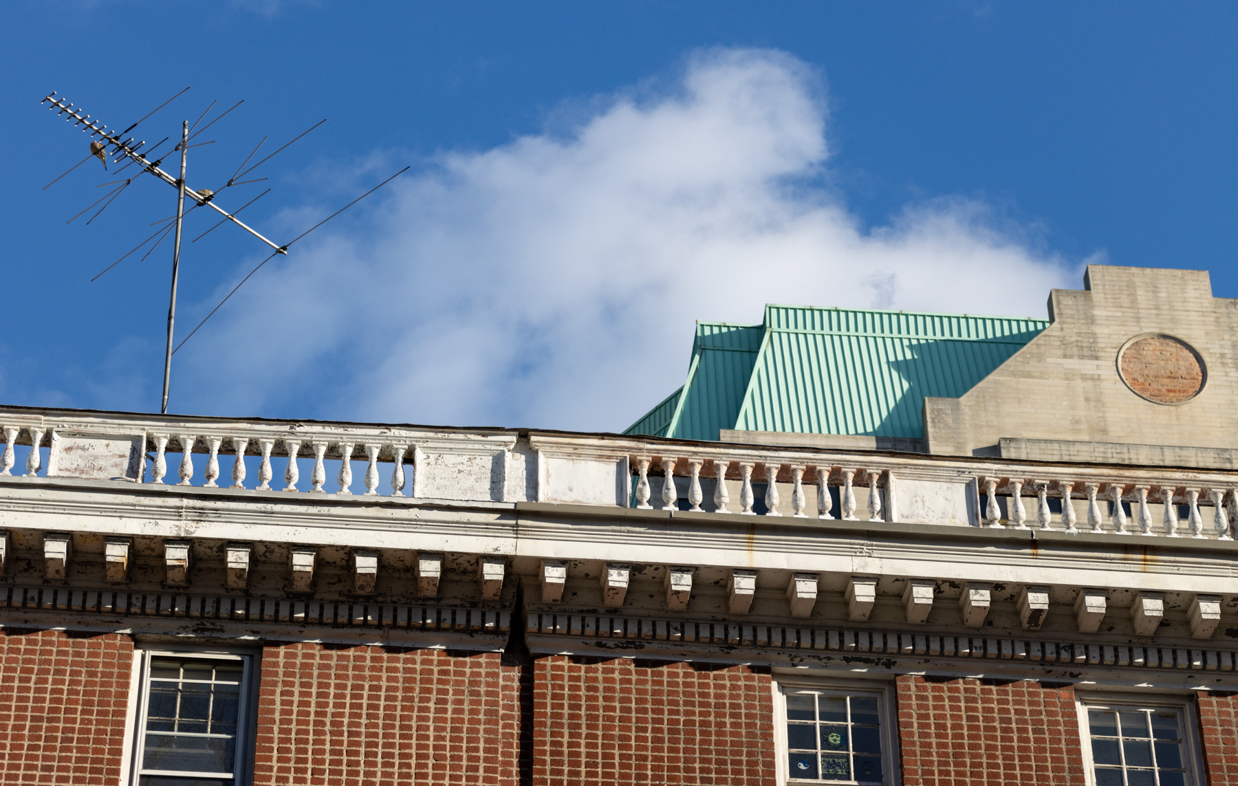 brooklyn - an antenna on the top of a brick rowhhouse in brooklyn heights