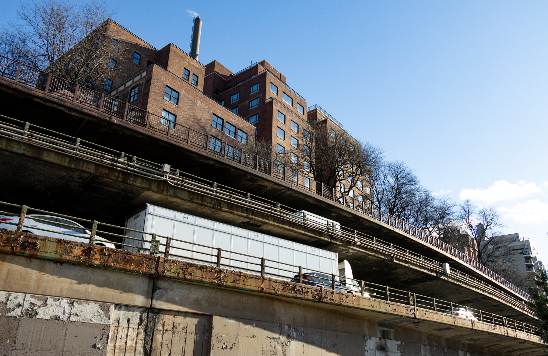 traffic on the bqe with 124 columbia heights in the background