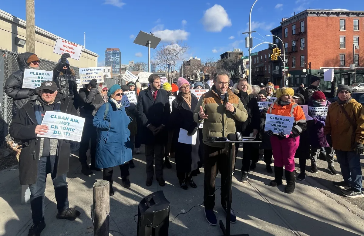 brooklyn - people with signs of protest