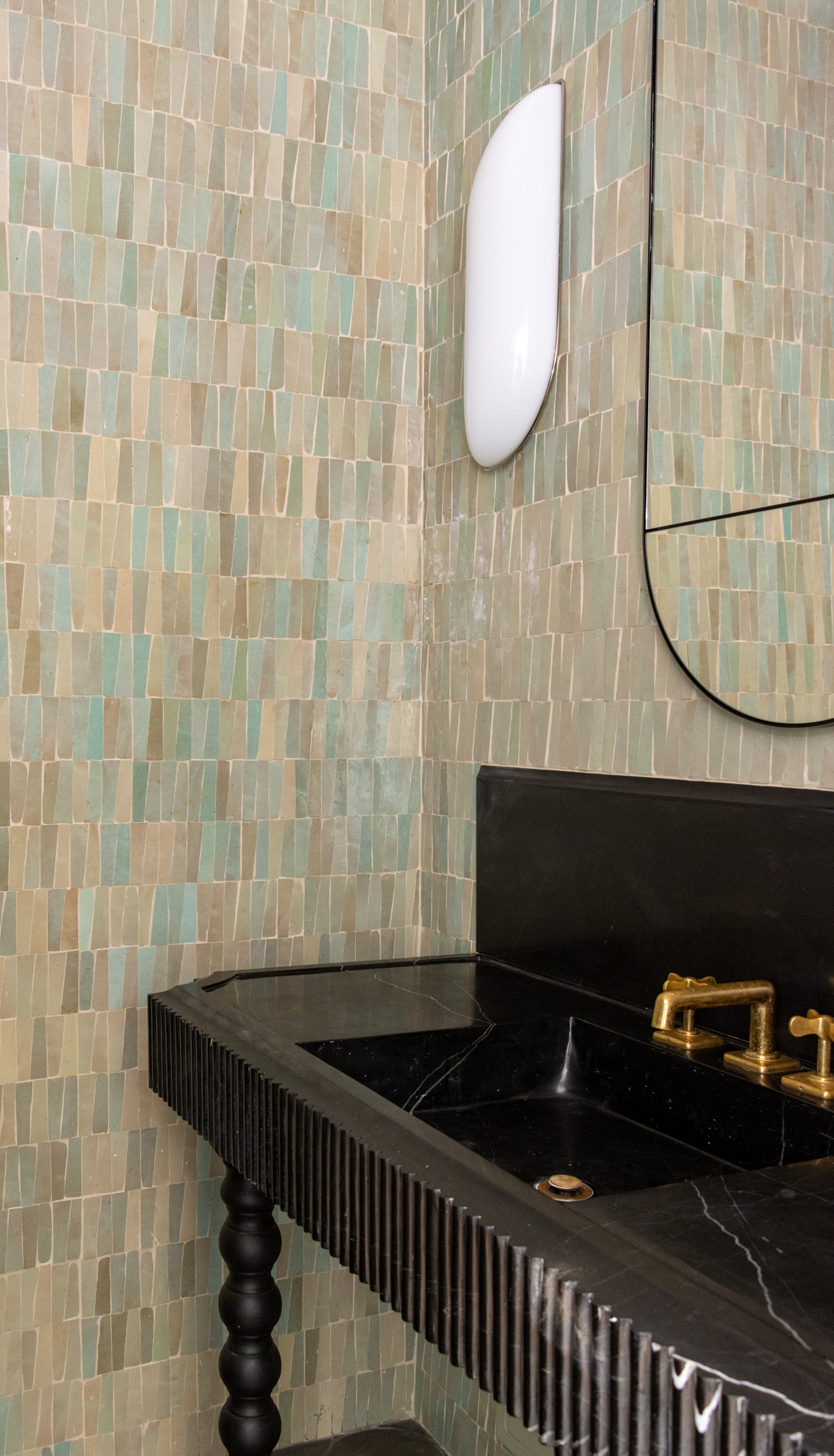 BLACK FLUTED MARBLE SINK TILE WALL