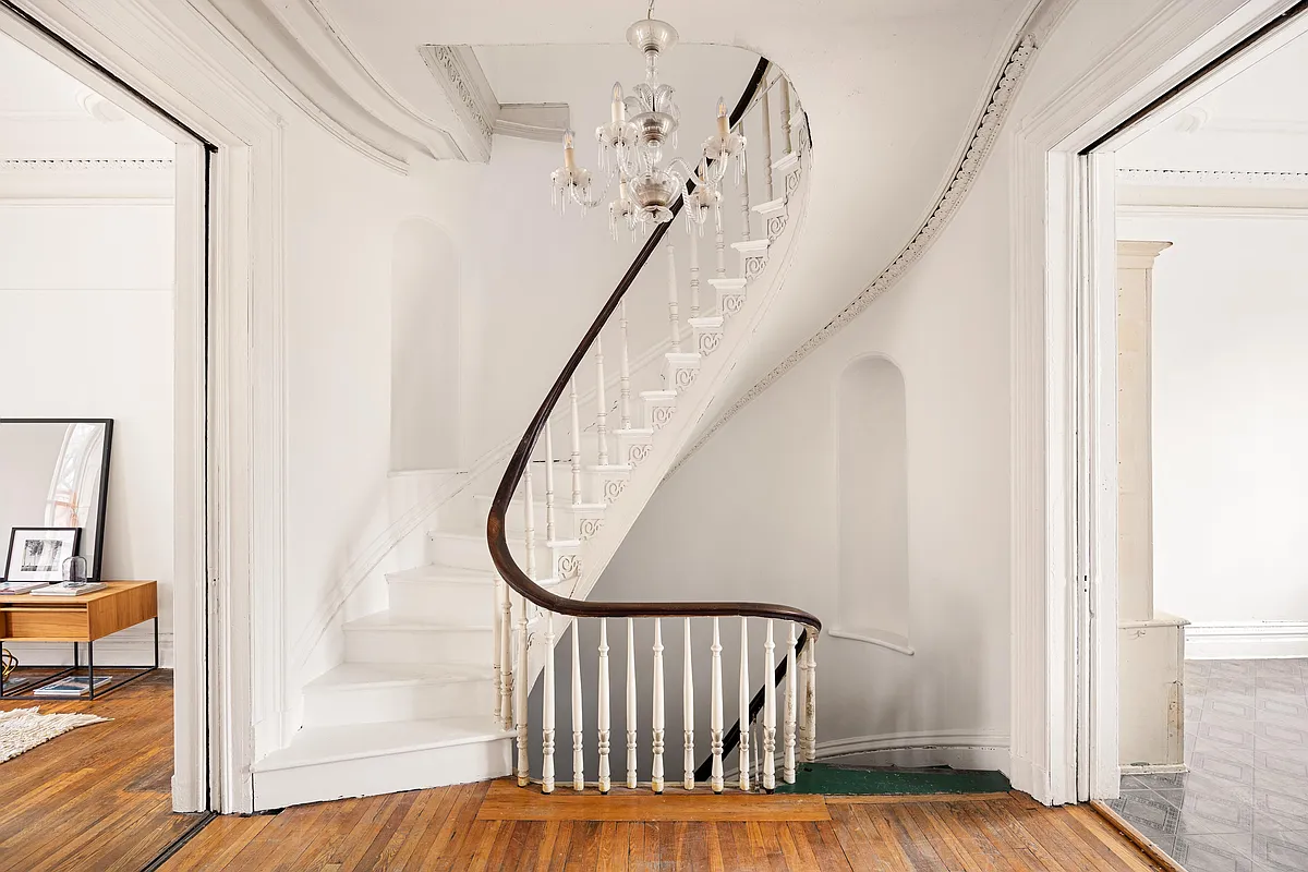 curved stair with two coffin corners
