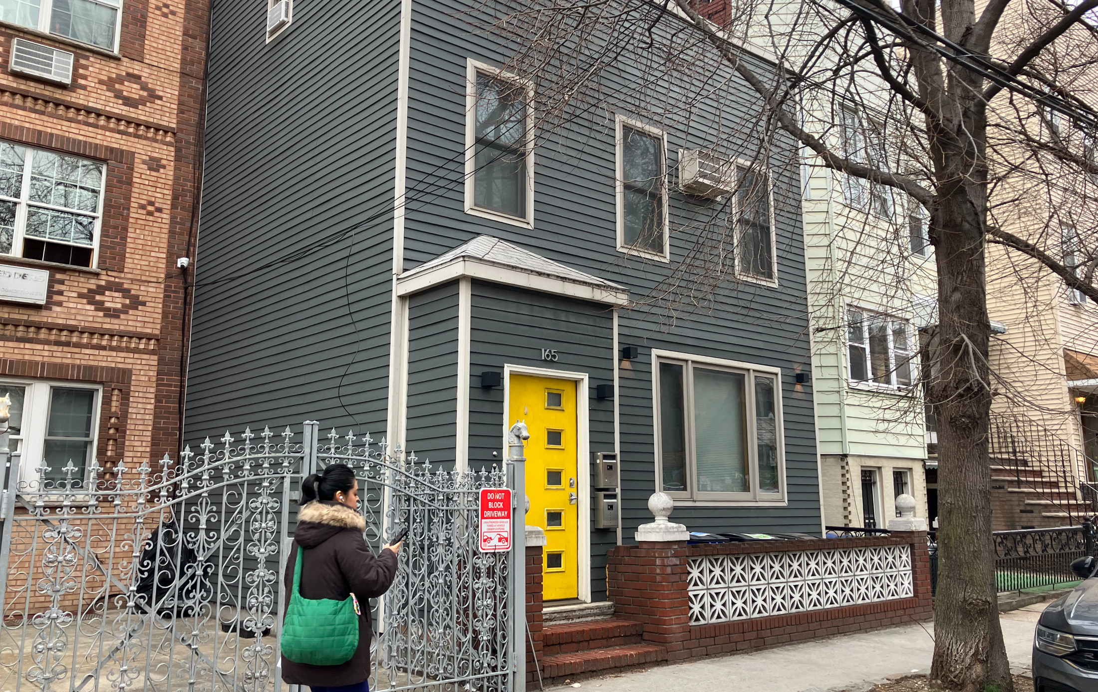 brooklyn - a house with a yellow door in Williamsburg