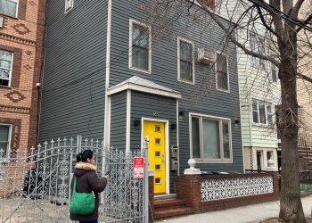 brooklyn - a house with a yellow door in Williamsburg