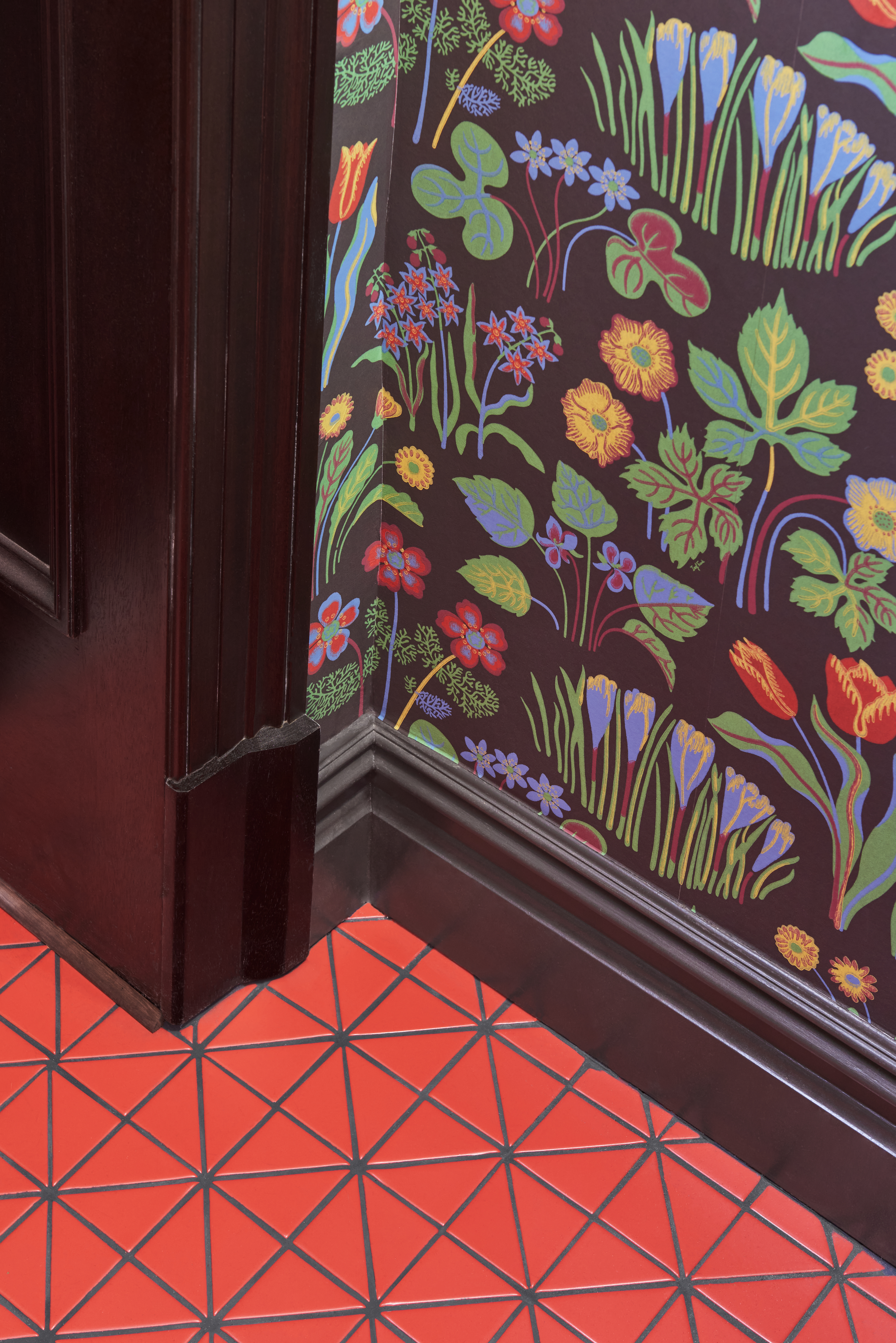 DETAIL RED FLOOR, FLOWERED WALLPAPER