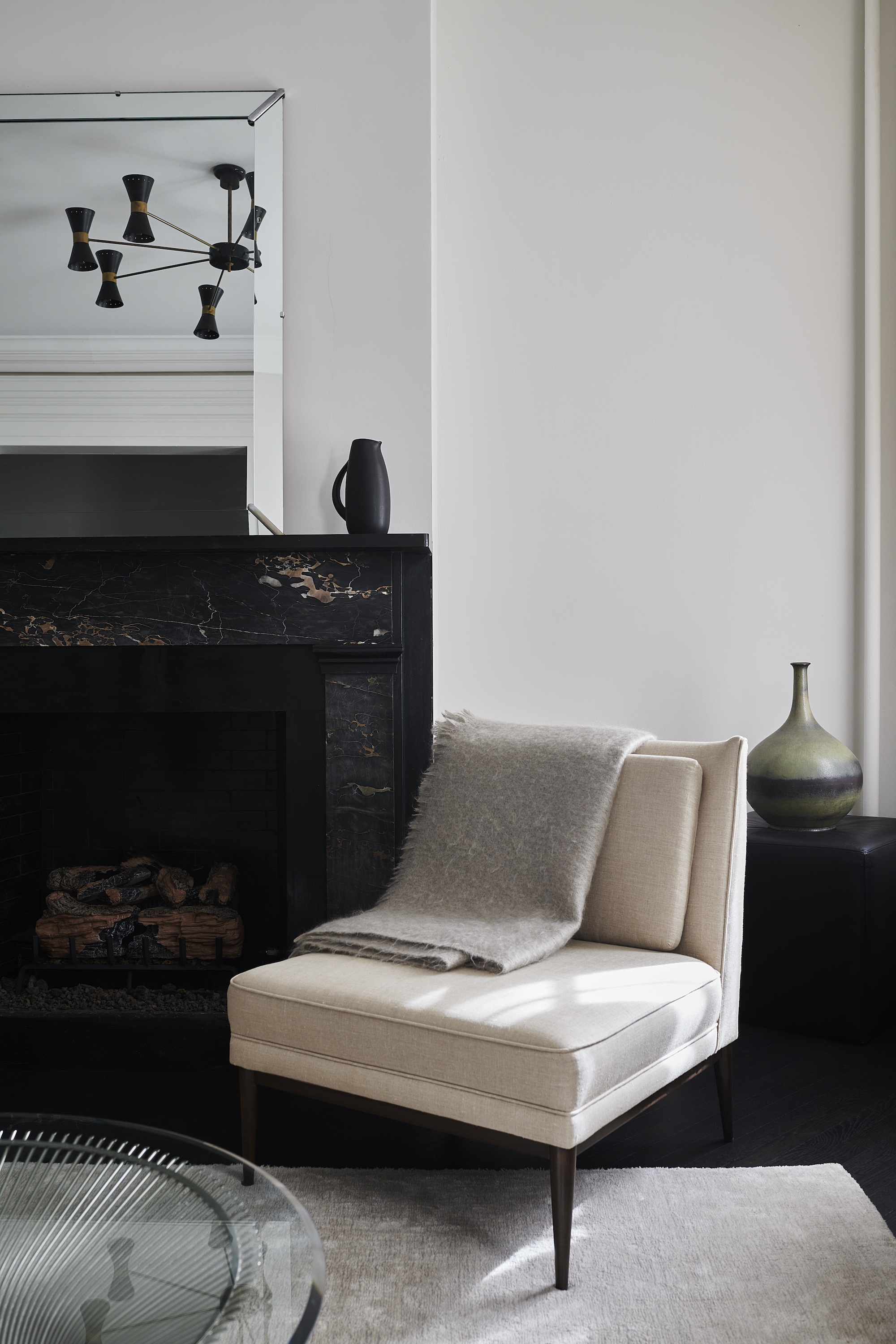 LIVING ROOOM ARMCHAIR MANTEL