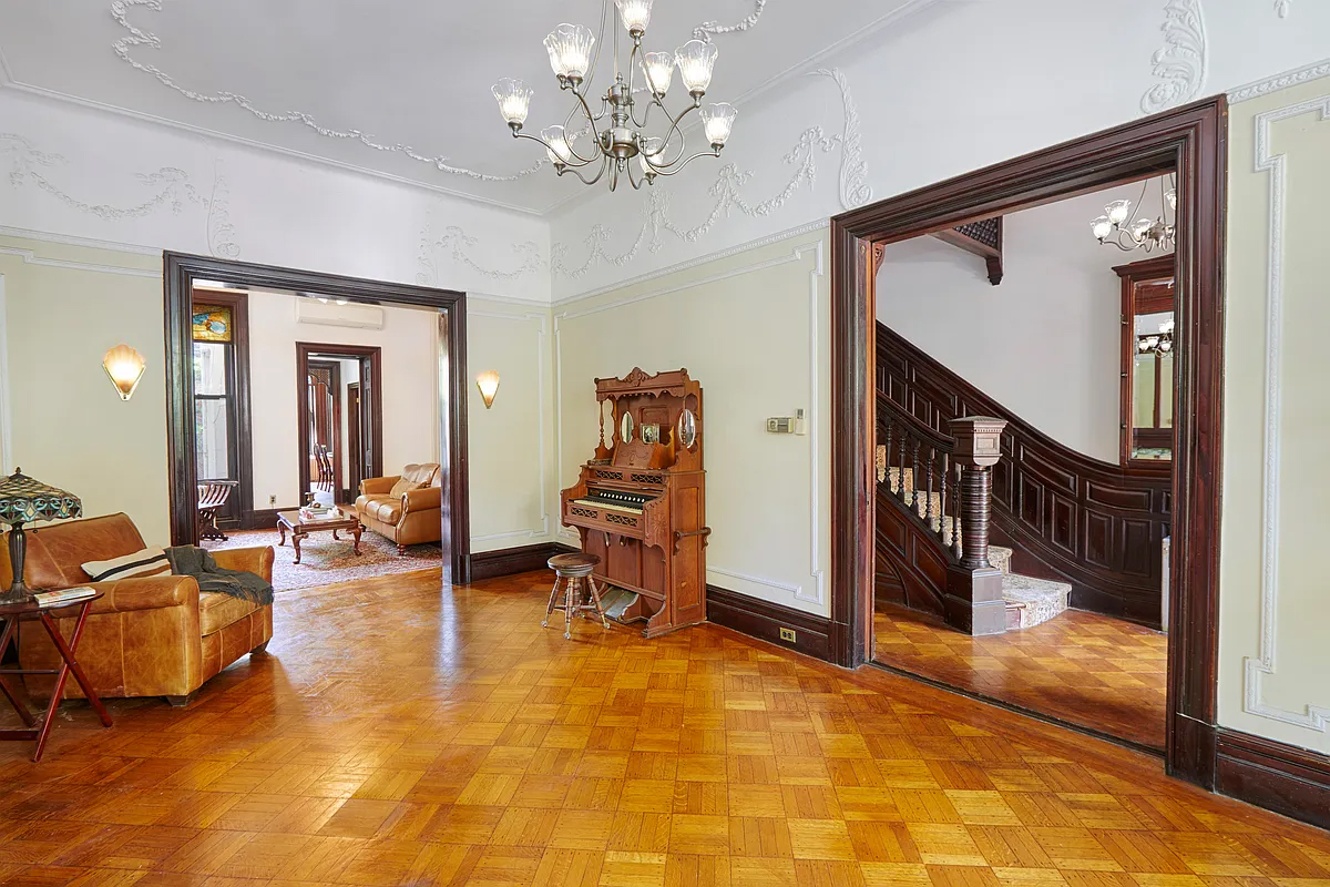 parlor with plasterwork, wall oldings, parquet floor