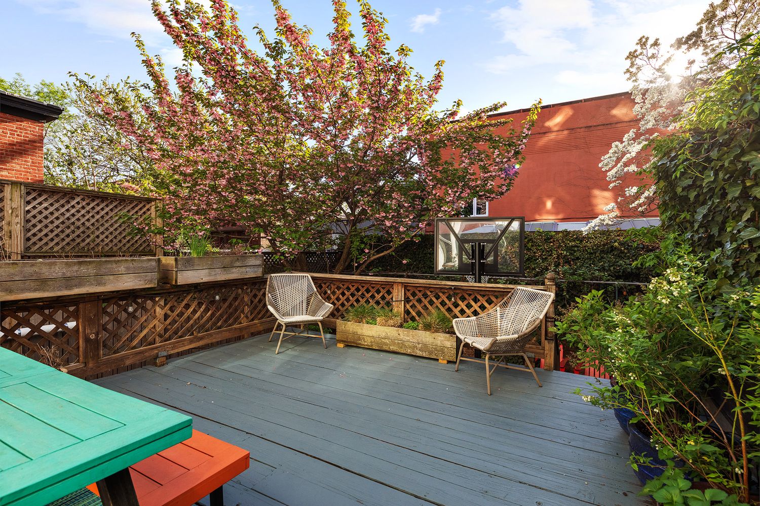 deck with room for dining