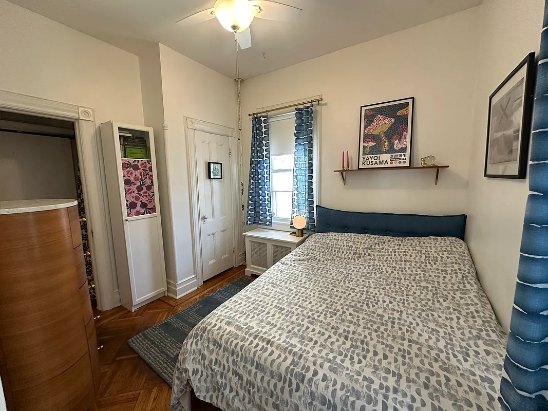 bedroom with wood floor, ceiling fan