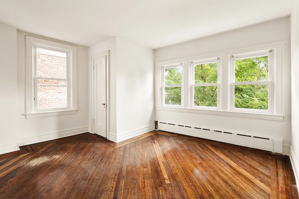 bedroom with two exposures, wood floor, closet