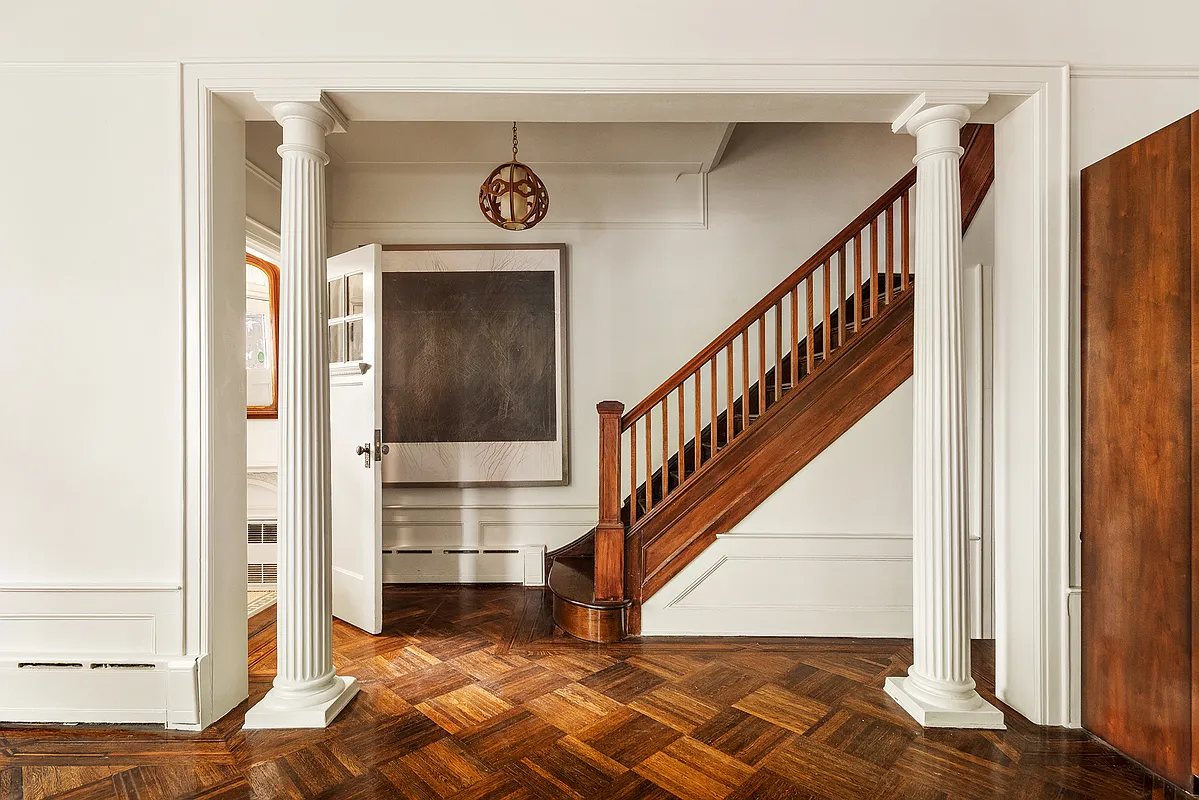 columns dividing entry and living room
