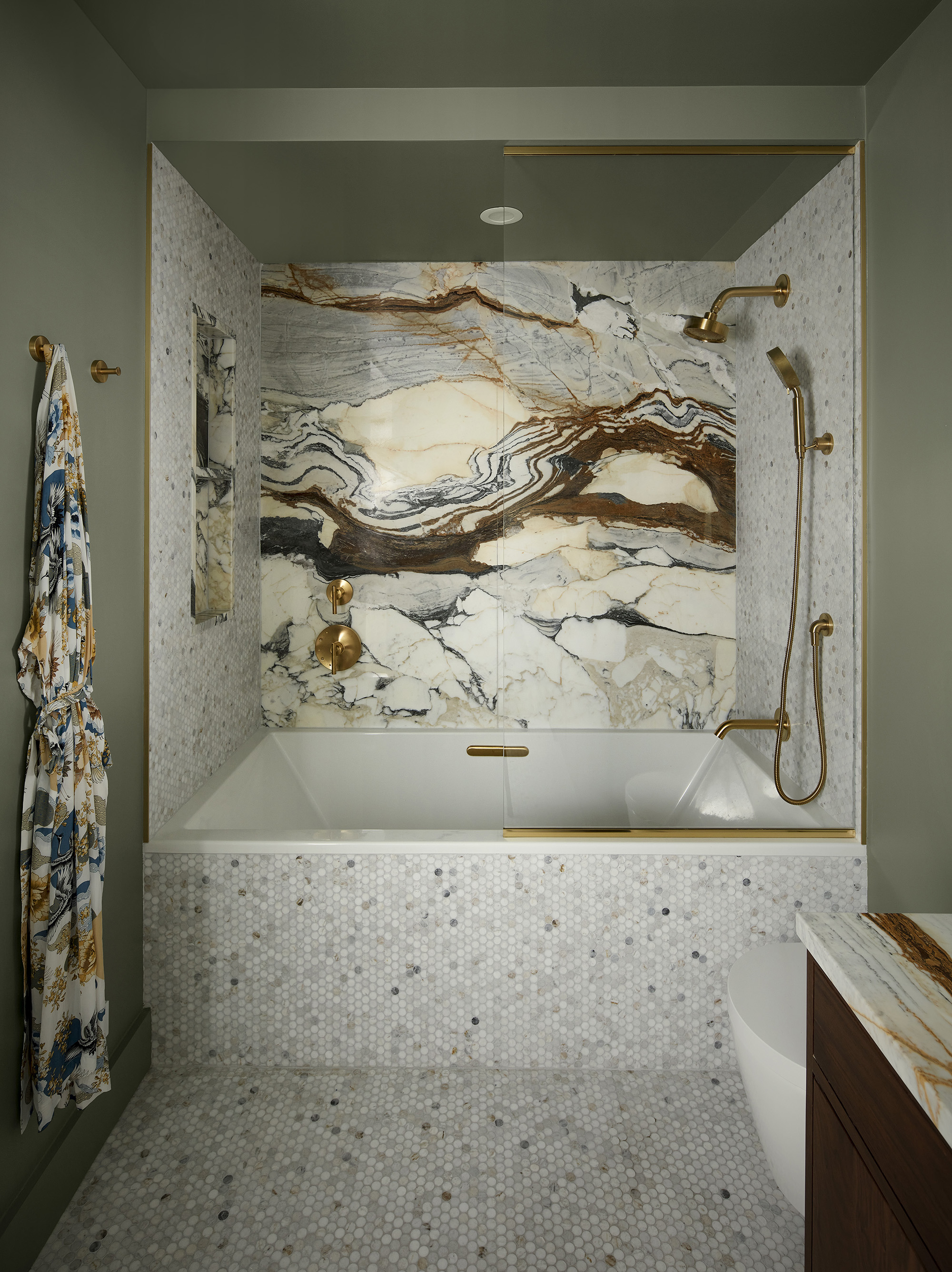 TUB WITH MARBLE WALL