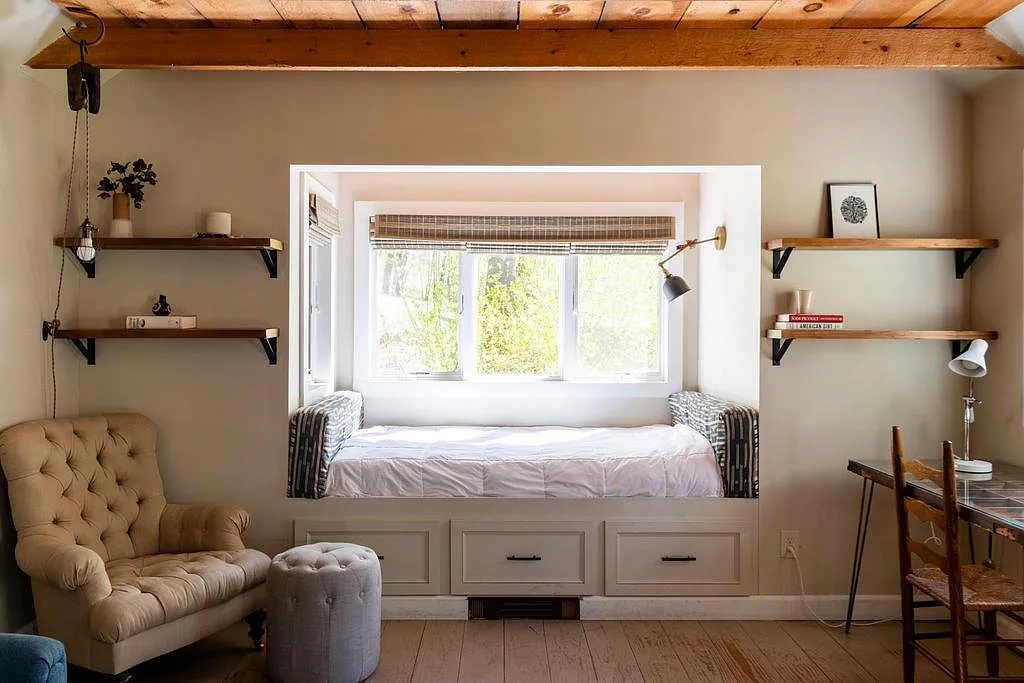 cottage with a cupboard bed in the living area