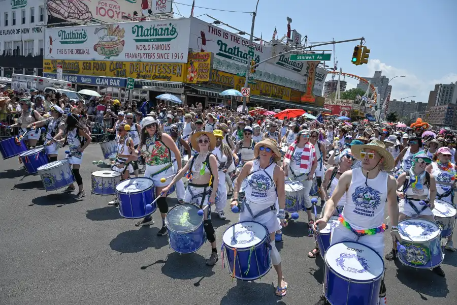 Fogo Azul took the Mermaid Parade by storm with a historic 104 drummers.