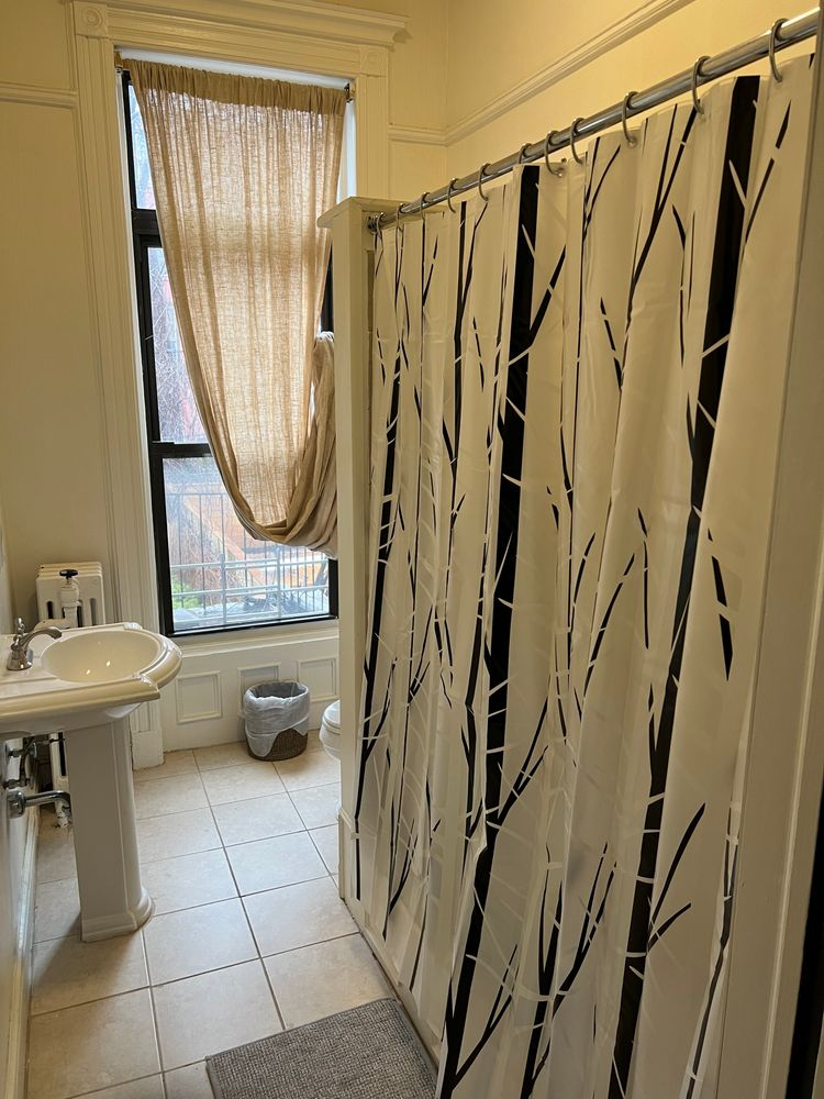 bathroom with tub
