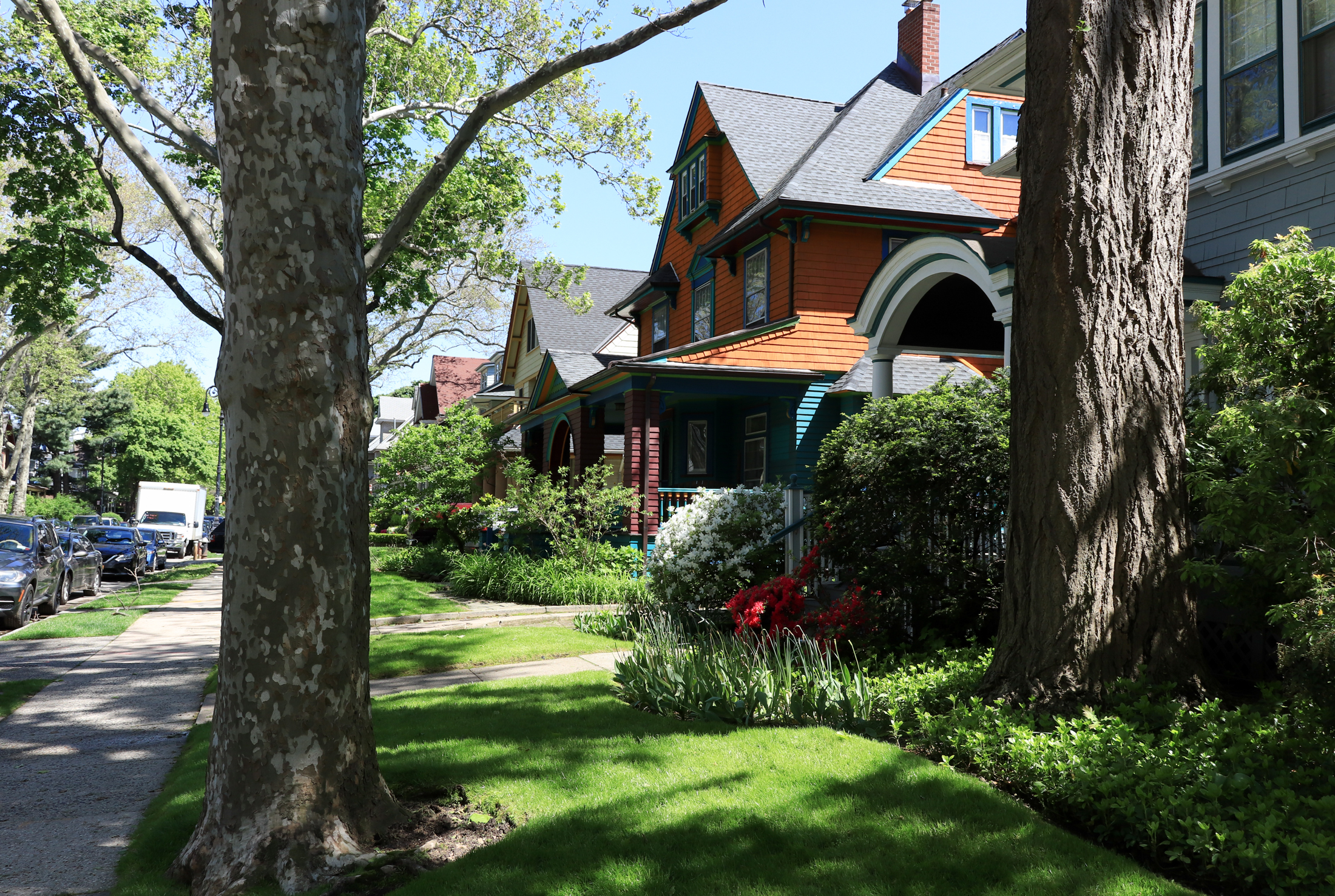 street view with freestanding houses