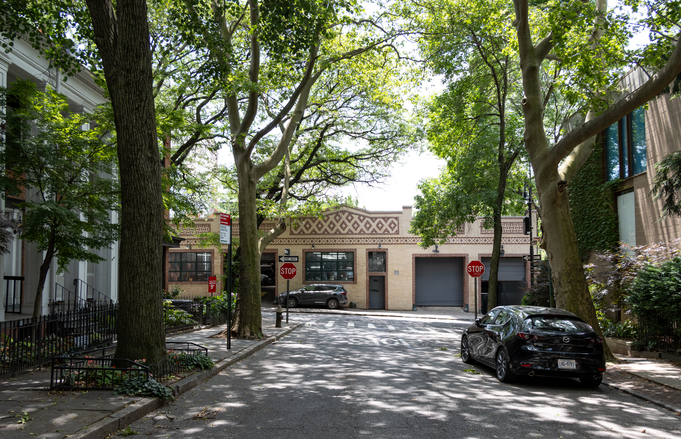 view from willow place looking toward state street and the one story brick garage