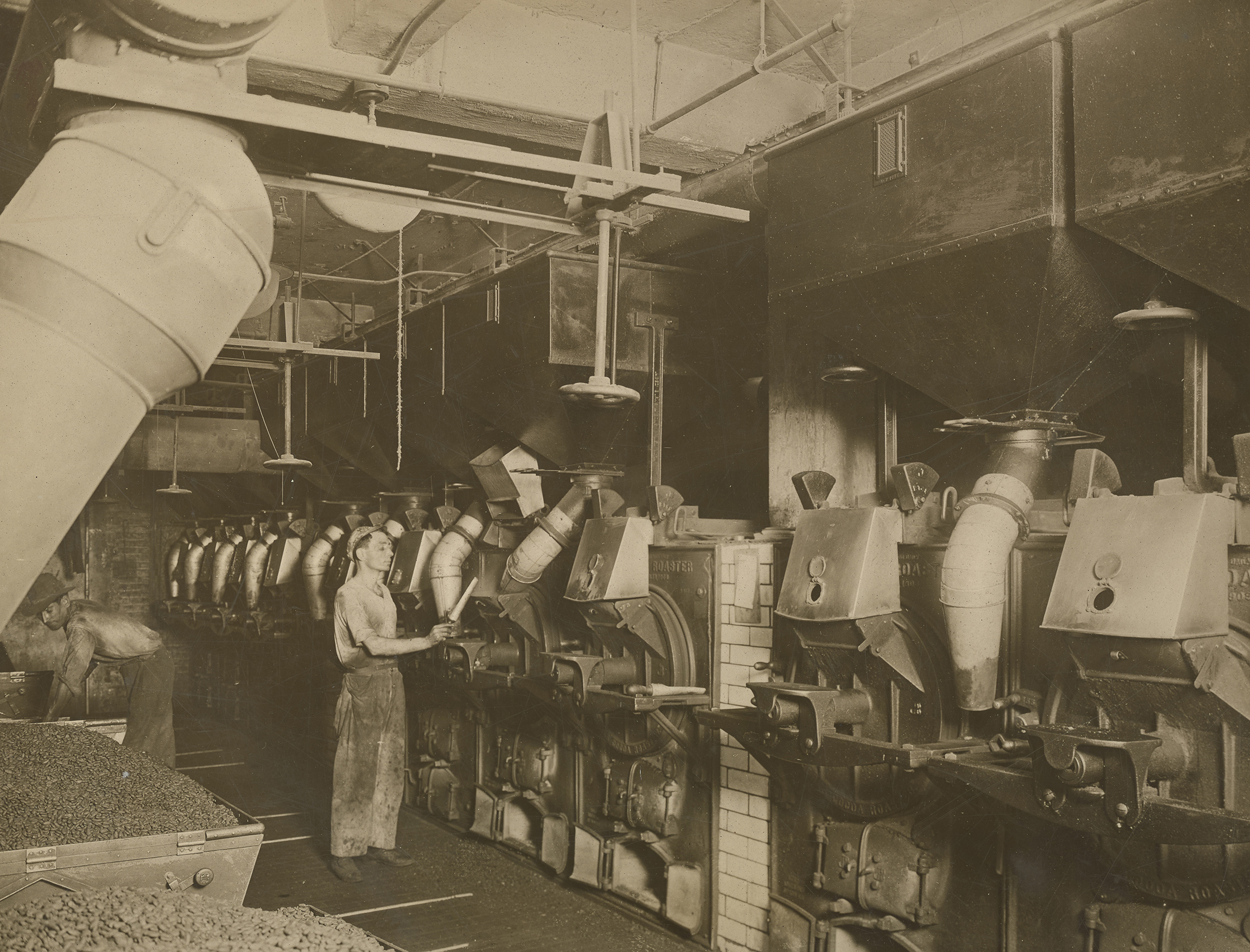 A worker in the Rockwood factory roasting cocoa beans in 1918
