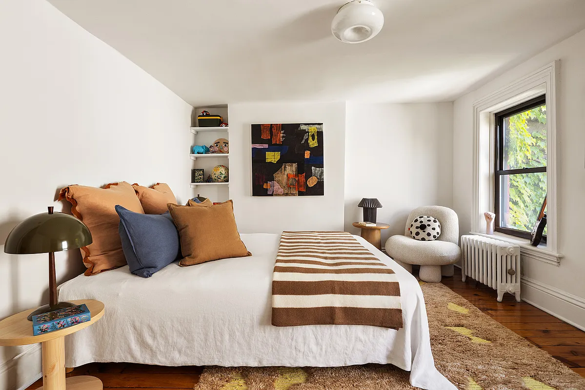 bedroom with white walls and ceiling