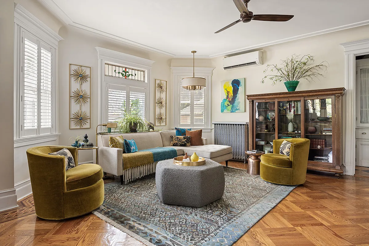 living room with ceiling fan, stained glass window