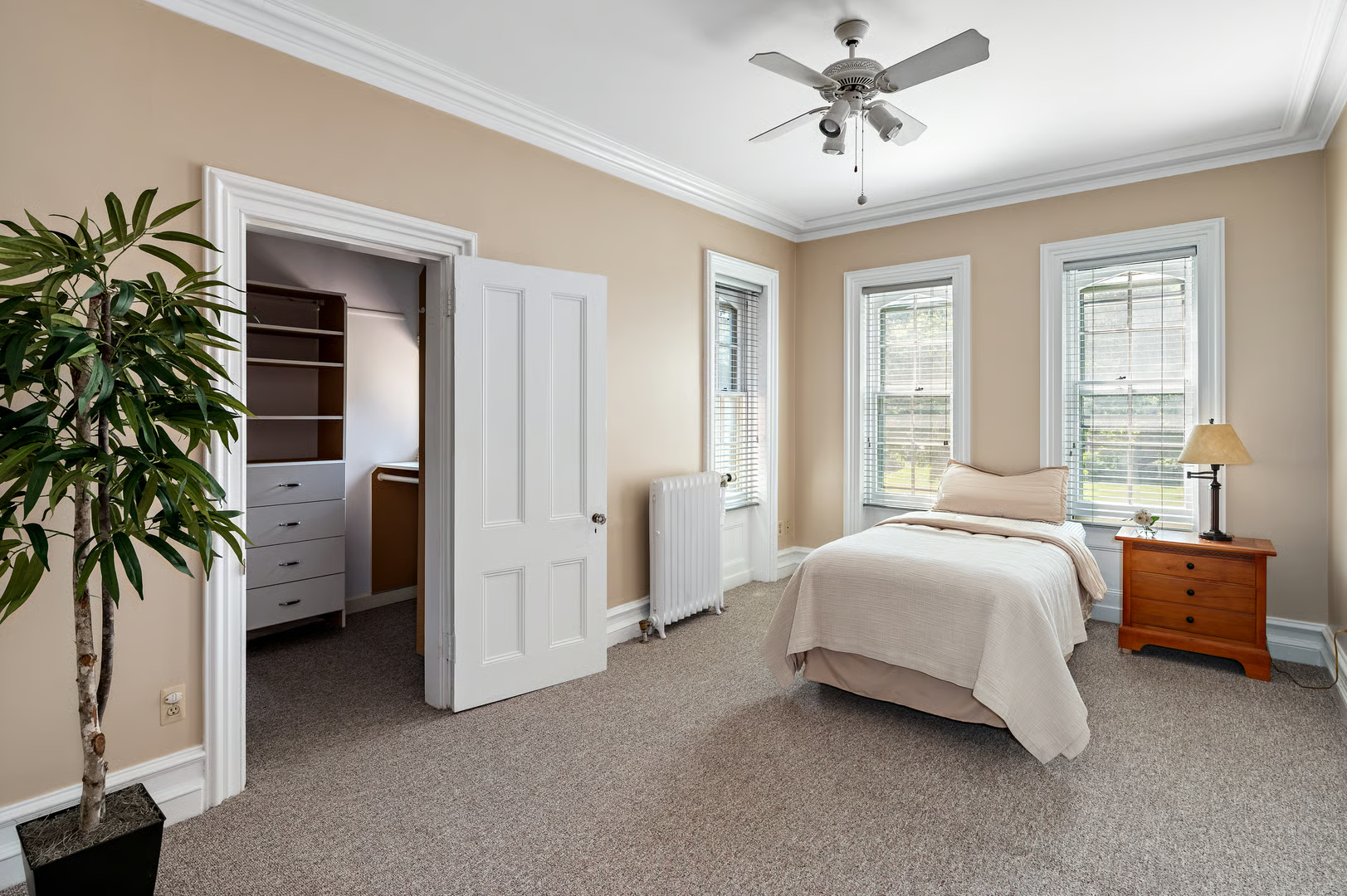 bedroom with wall-to-wall carpet, ceiling fan