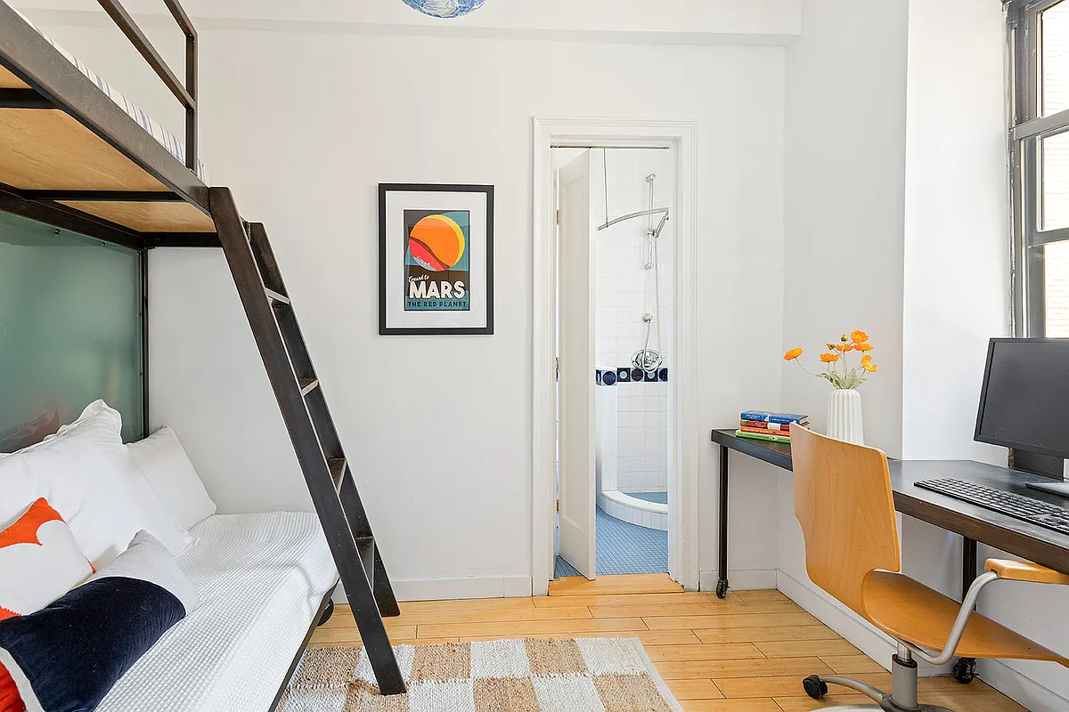 bedroom with bunkbeds, en suite bath