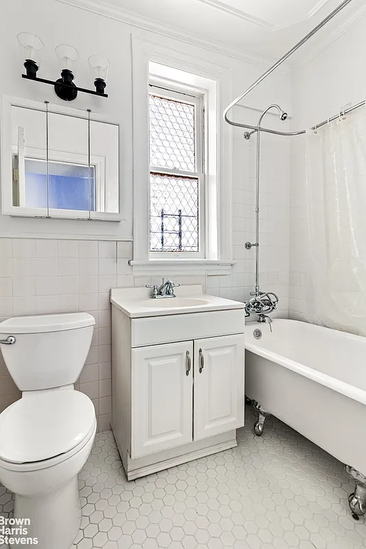 bathroom with claw foot tub