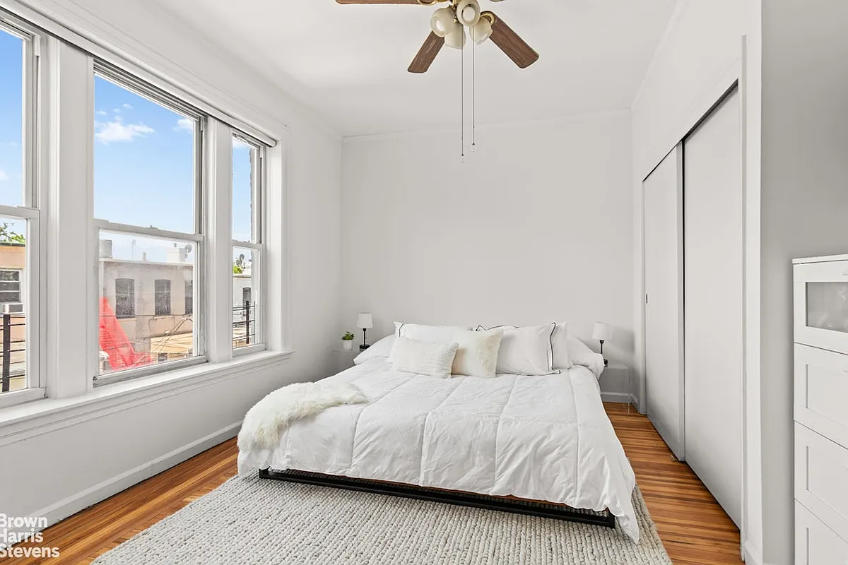 bedroom with wood floor, ceiling fan