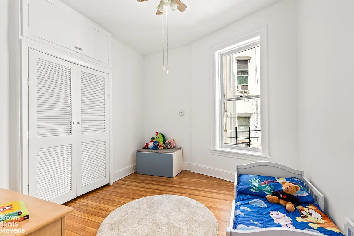 bedroom with louvered closet doors, ceiling fan