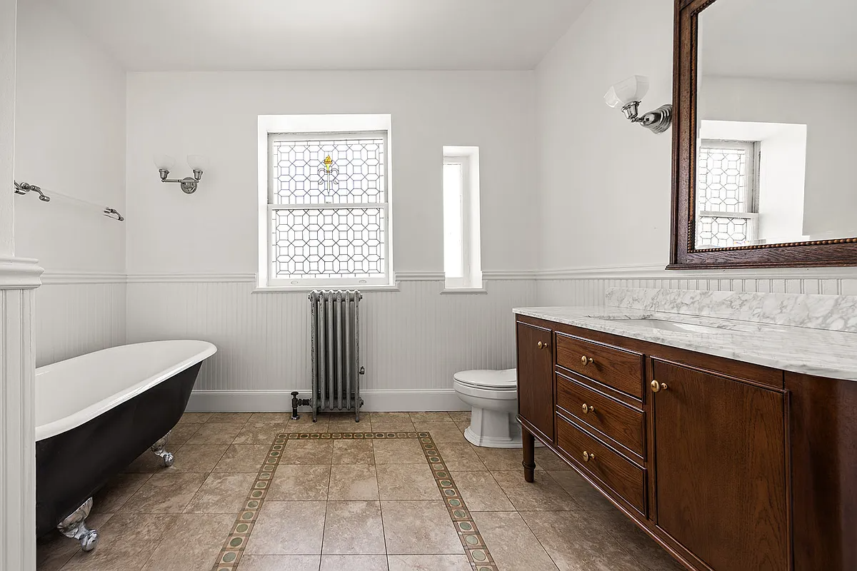 bathroom with claw foot tub