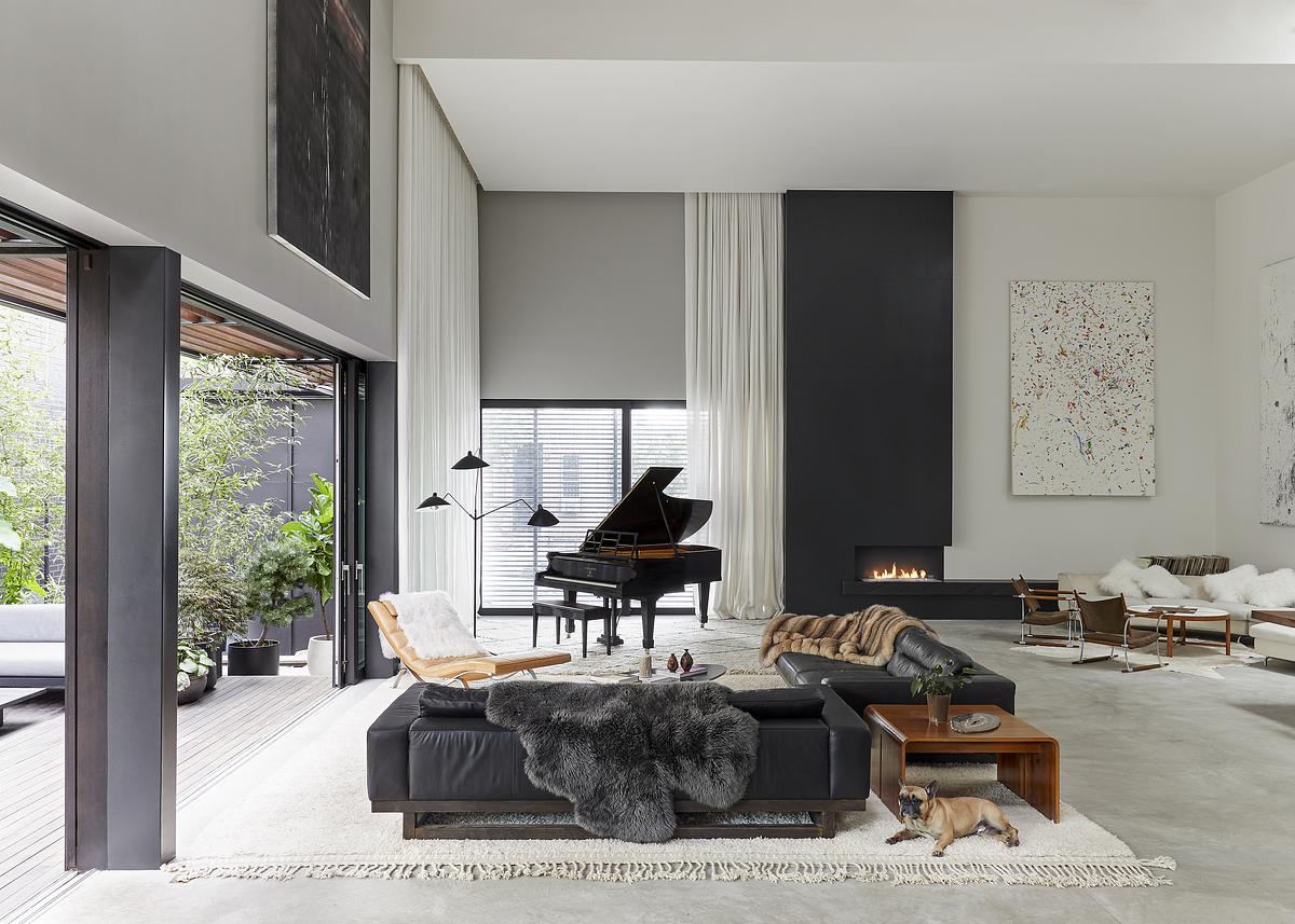 LIVING ROOM WITH GRAND PIANO