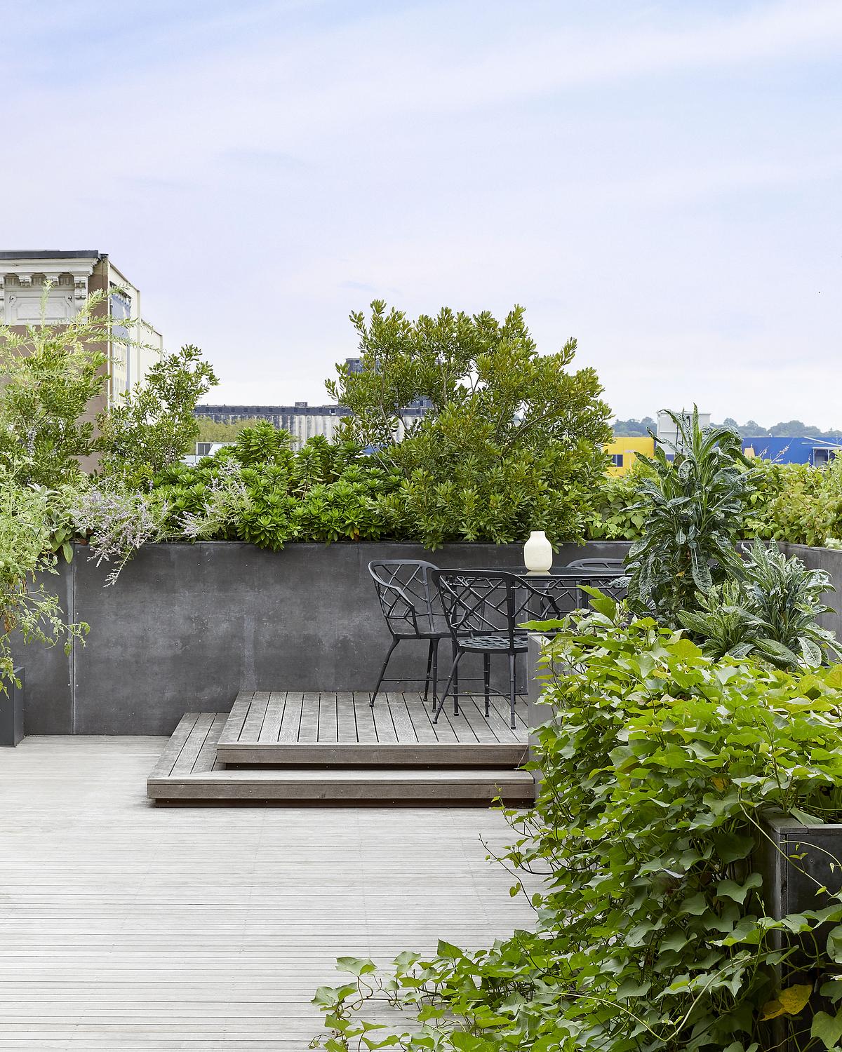 EXTERIOR CORNER DECK