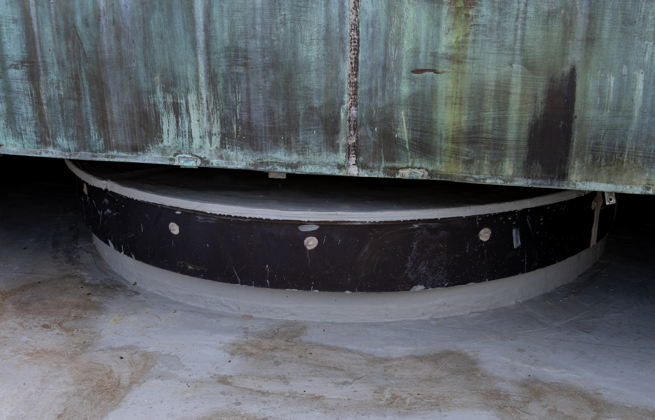 a circular skylight under the base of the quadria